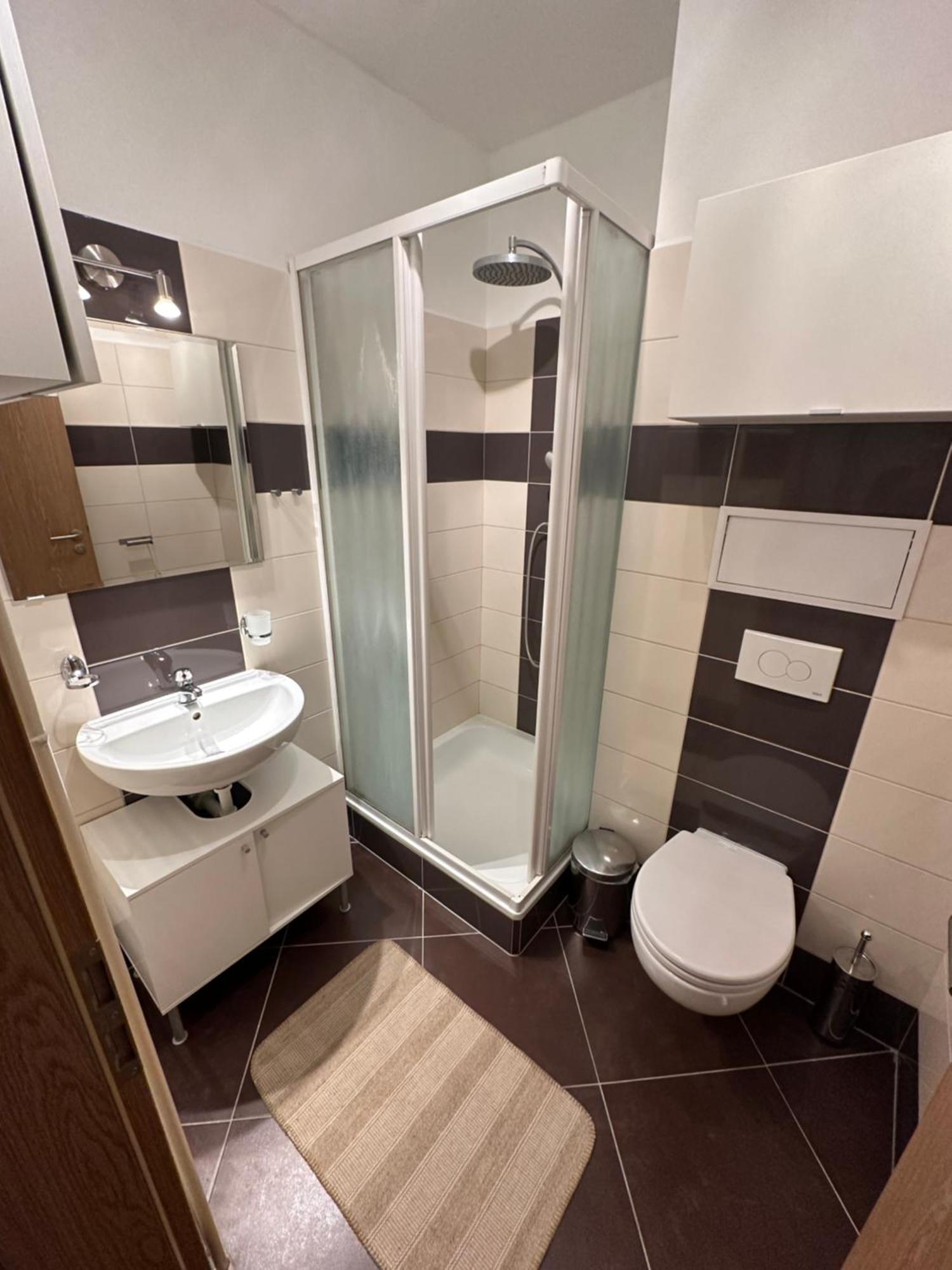Private Apartment 1Km From Center Братислава Екстериор снимка
